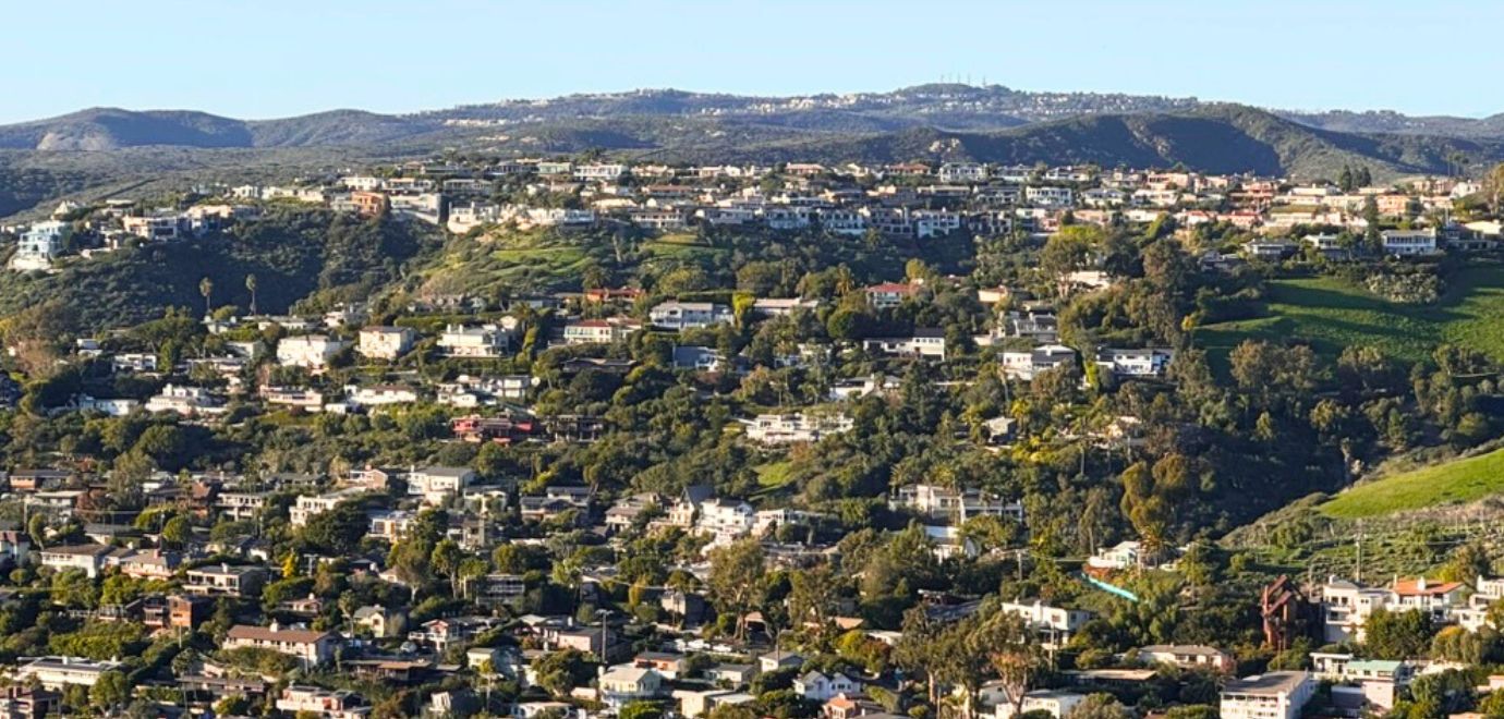 Summit Ridge Neighborhood Guide – 7 Reasons Hillside Views Stand Out