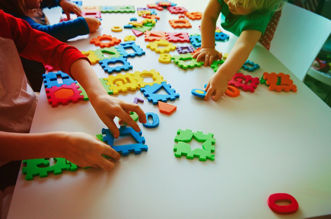 Kids putting a puzzle together.